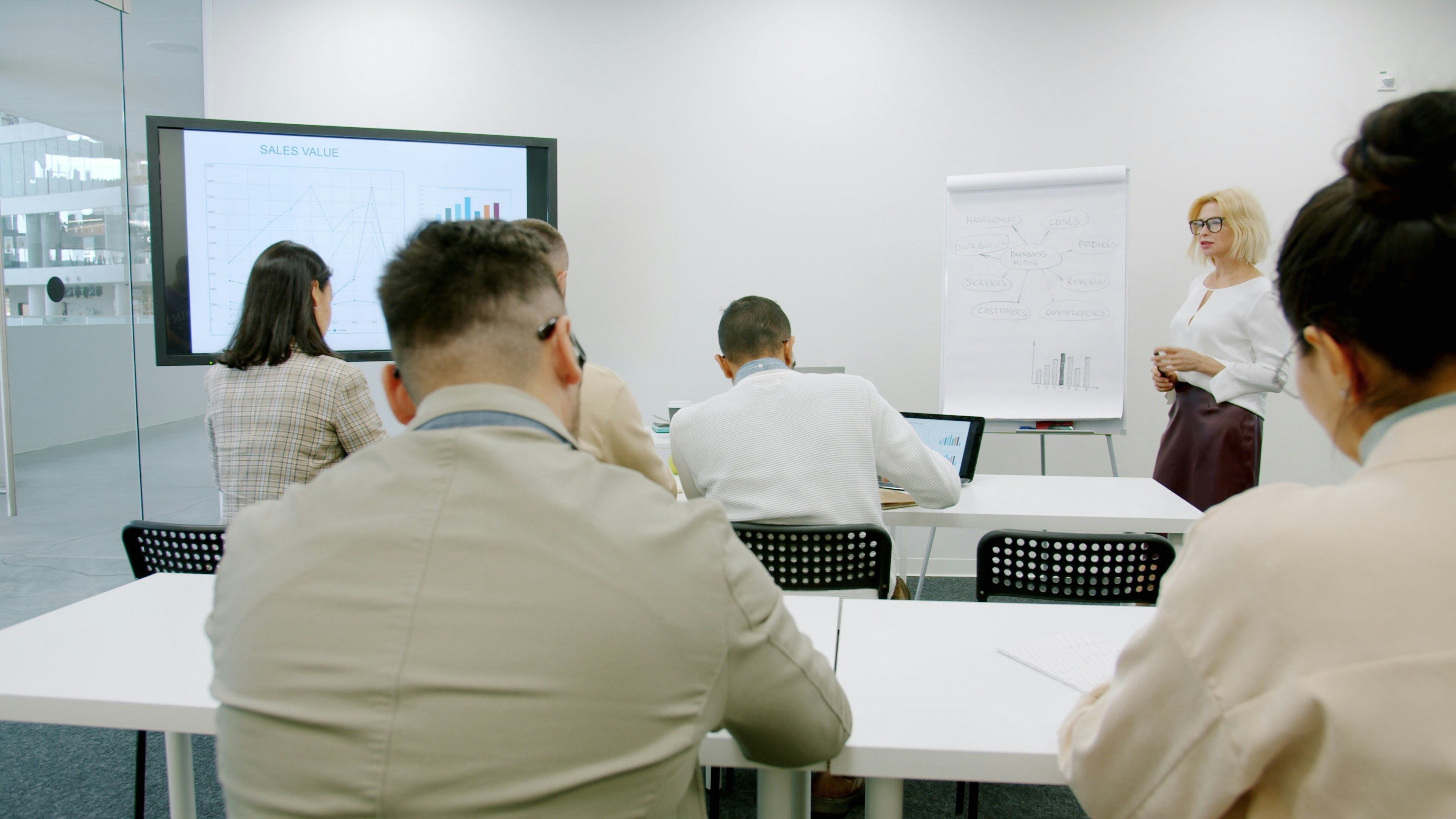 Mitarbeitende bei einer Datenschutz-Schulung im Konferenzraum